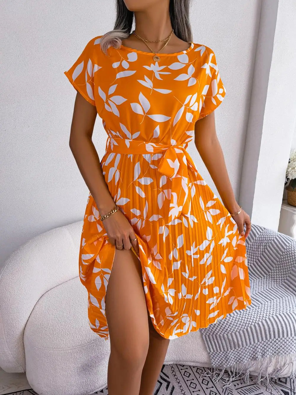 Amal | Moodne kleit lillemustriga