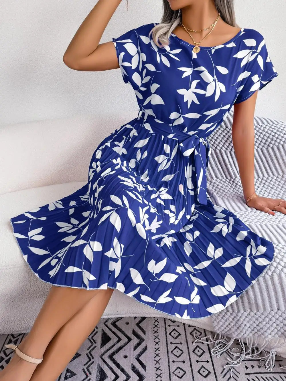 Amal | Moodne kleit lillemustriga